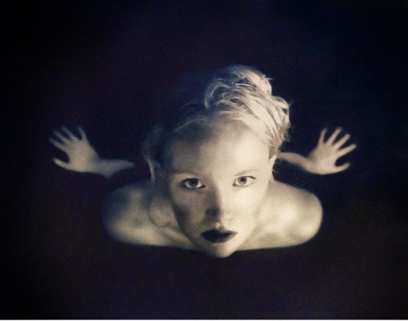 As surreais e oníricas fotografias monocromáticas de Emma Powell Emma Powell fotografia surreal onírica sombria emotiva como pintura sonhos monocromático