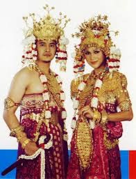 kebudayaan daerah: Pakaian Adat