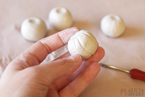 DIY clay miniature pumpkins for Halloween, tutorial by Alicia Sivertsson, 2015. DIY air drying clay miniature pumpkins for Halloween, tutorial by Alicia Sivertsson, 2015. Alicia Sivert, aliciasivert, skapa, skapande, lufttorkande lera, das pronto, kreativitet, pumpa, pumpor, hanging pumpkin, do it yourself, decoration, creativity, create, how to