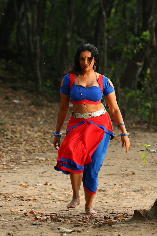 Swetha Menon at Thaaram Movie Hot Stills navel show