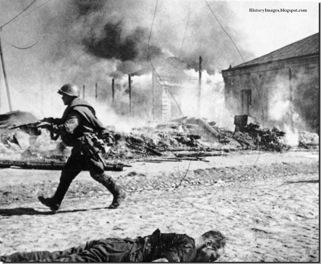 Moving into the town of Bobruisk Russian soldiers Moving into the town of Bobruisk