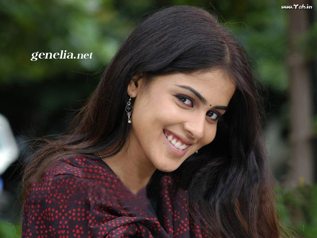 http://4.bp.blogspot.com/-wBI2fxn2vDw/ThI4BvRlzqI/AAAAAAAAK2E/WjLJf7cpOWg/s1600/genelia_souza_cute_smile_7674.jpg