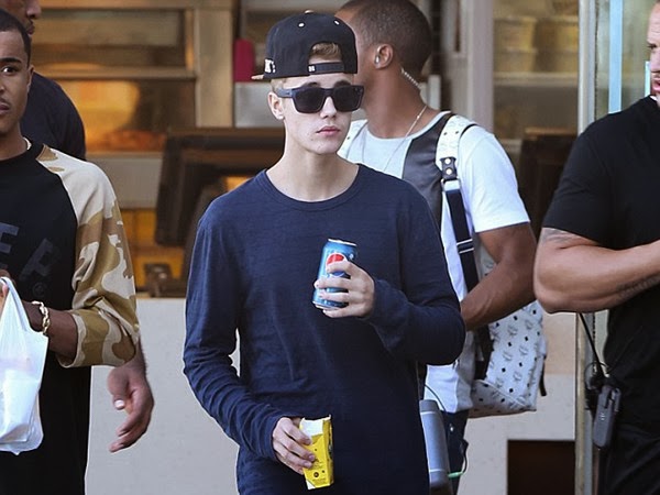 Cool Sunglasses Stylize Justin Bieber’s Street Style