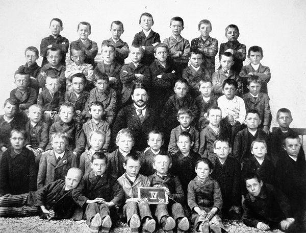 40 Amazing Historical Pictures - Adolf Hitler’s 4th grade class, 1899. The fuhrer-to-be can be seen top row, dead center 40 Amazing Historical Pictures - Adolf Hitler’s 4th grade class, 1899. The fuhrer-to-be can be seen top row, dead center