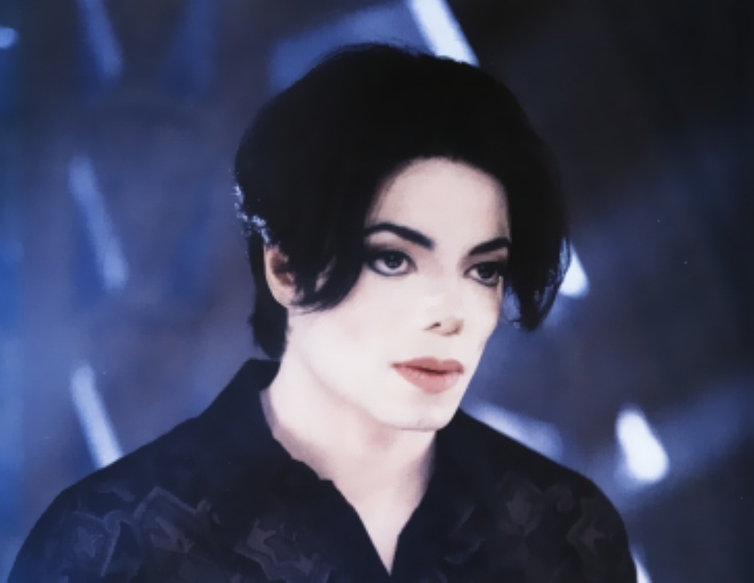 You-are-not-alone-michael-jackson-7127368-1086-840.jpg