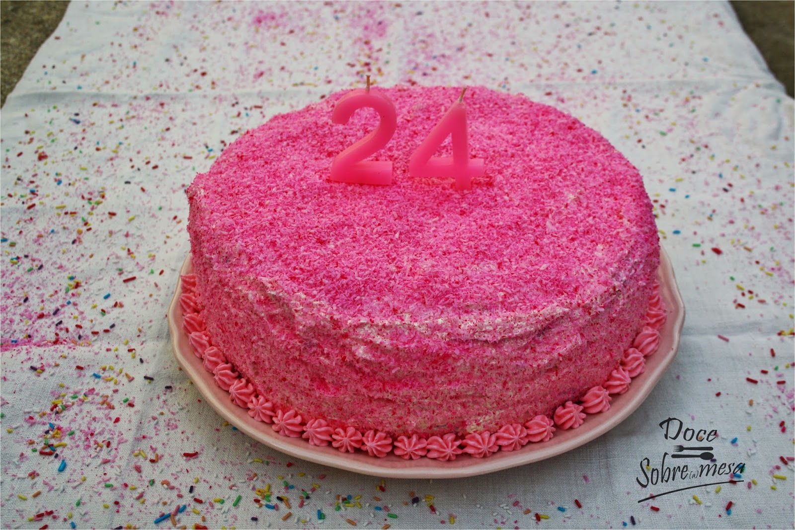 Bolo de aniversário simples feminino rosa coberto com manteiga – Love In a  Cake