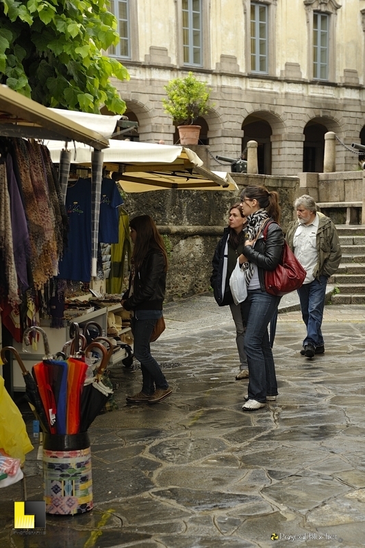 lisa, laurie, sylvie et alain blachier sur le marché d'isola bella photo pascal blachier