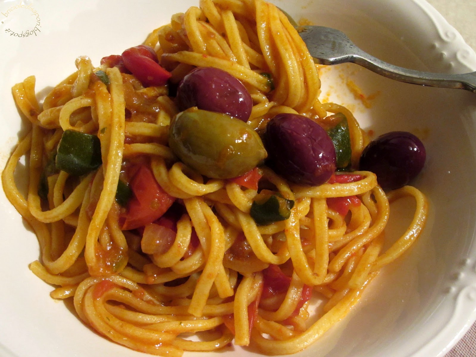 Bigoli con caponata di verdure, olive miste piccanti e ricotta stagionata... Un piatto tipicamente mediterraneo
