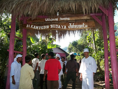 Gapura Selamat datang di Kampung Budaya Jalawastu