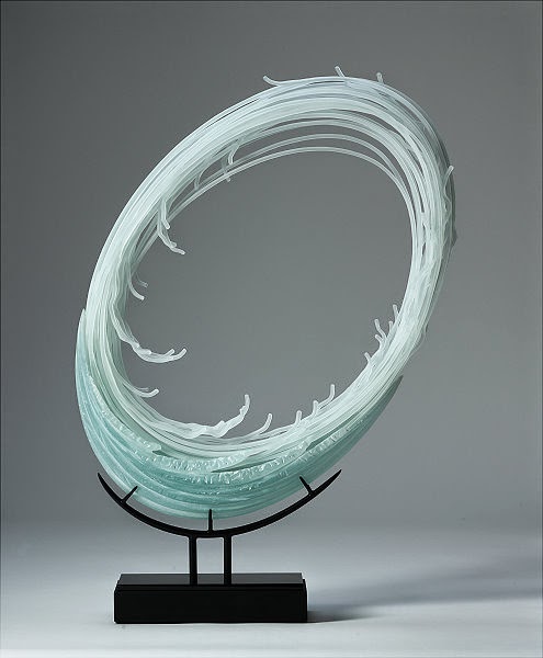 As incríveis esculturas de vidro inspiradas em ondas e animais marinhos de K. William LeQuier K. William LeQuier esculturas de vidro como ondas do mar tentáculos