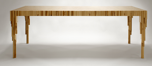 La tabla de la mesa muestra grandes tablones, destacandoel detalle de La tabla de la mesa muestra grandes tablones, destacandoel detalle de