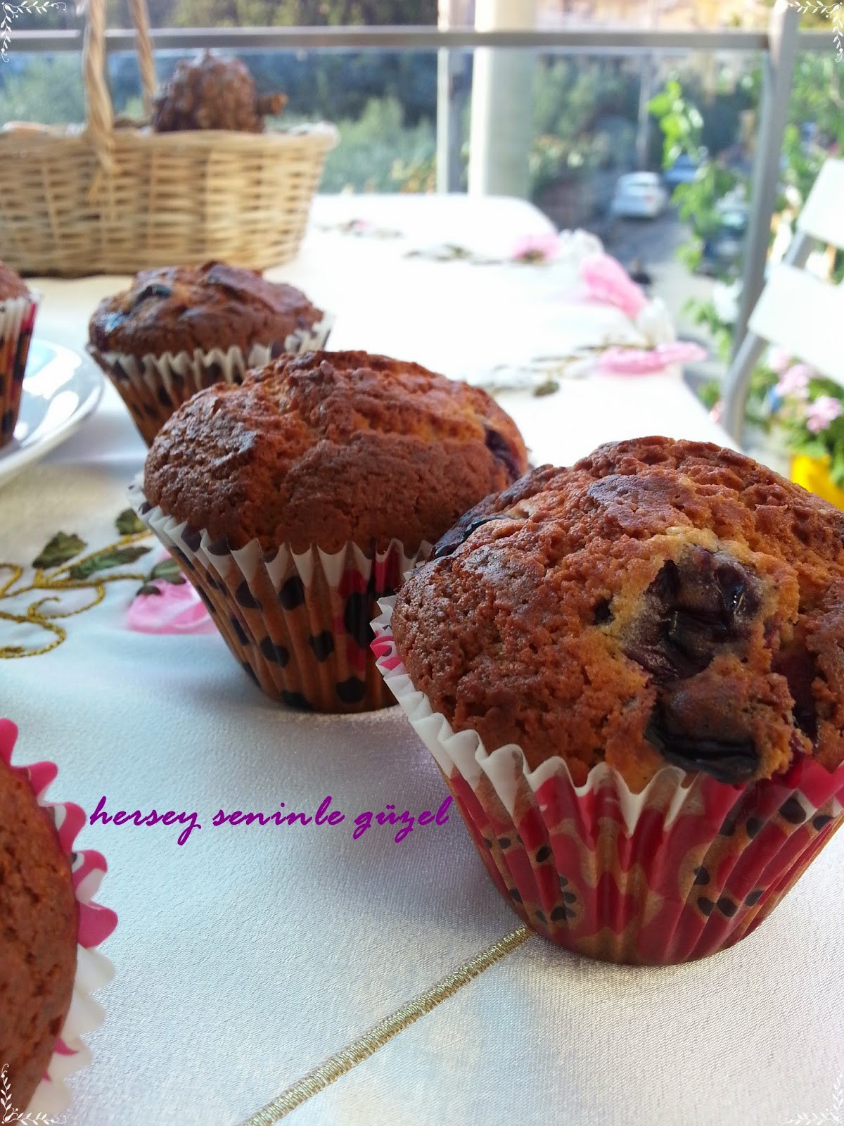 Donut ve muffin yerken 2 kez düşünün Donut ve muffin yerken 2 kez düşünün