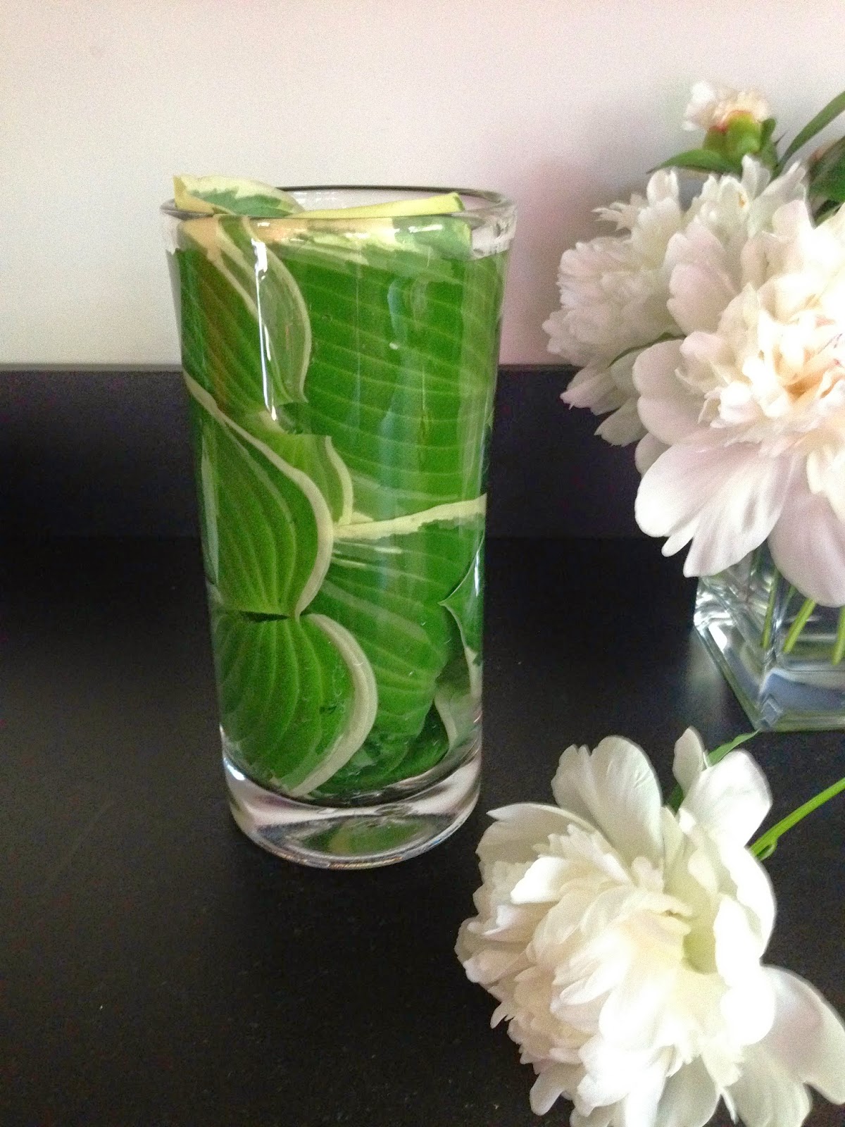 bluemopheads Floral design how to line a clear vase like a pro...