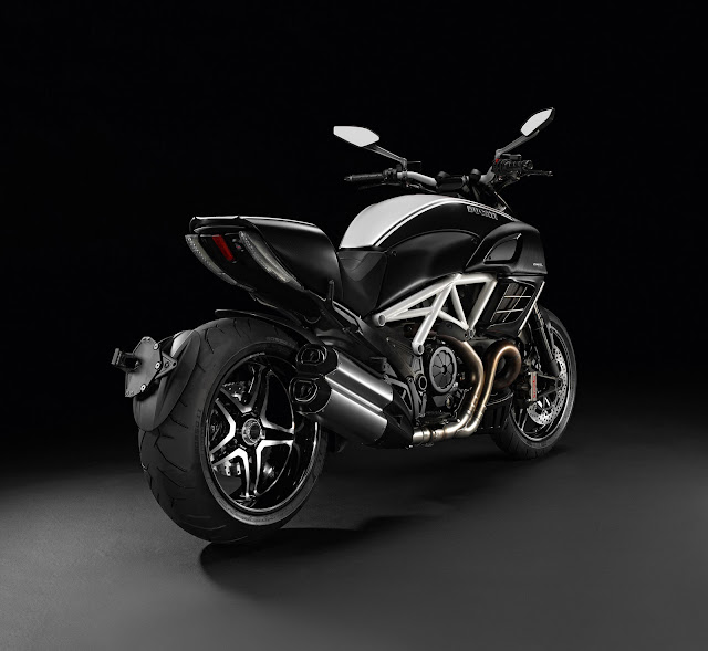 Ducati Diavel AMG-2012_a.jpg