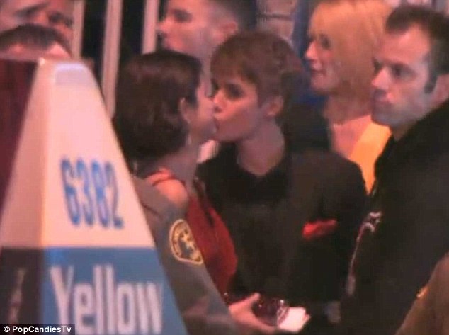 selena gomez oscars. Selena Gomez kiss outside