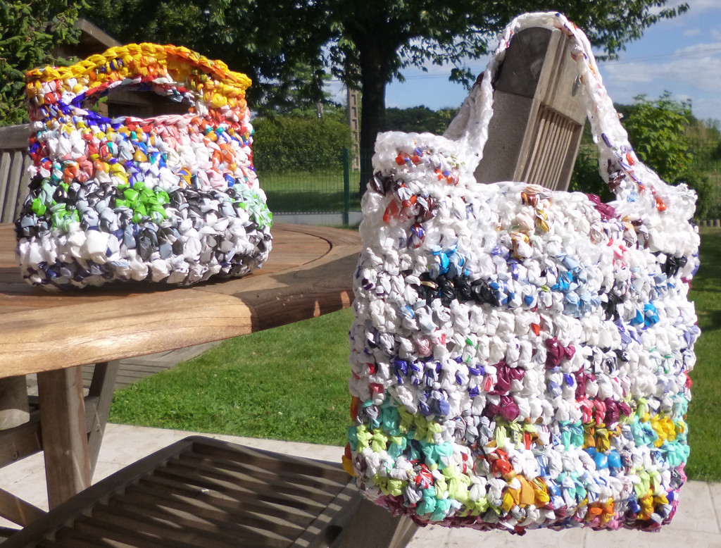 je m'éclate avec mes 10 doigts Recycler des sachets en plastique