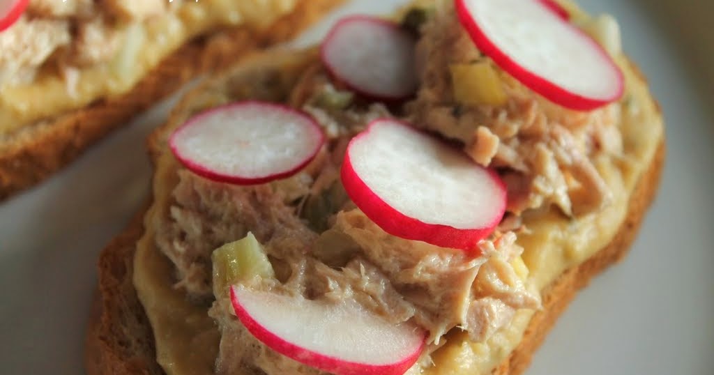 Rindy Mae Tuna & Hummus Sammies