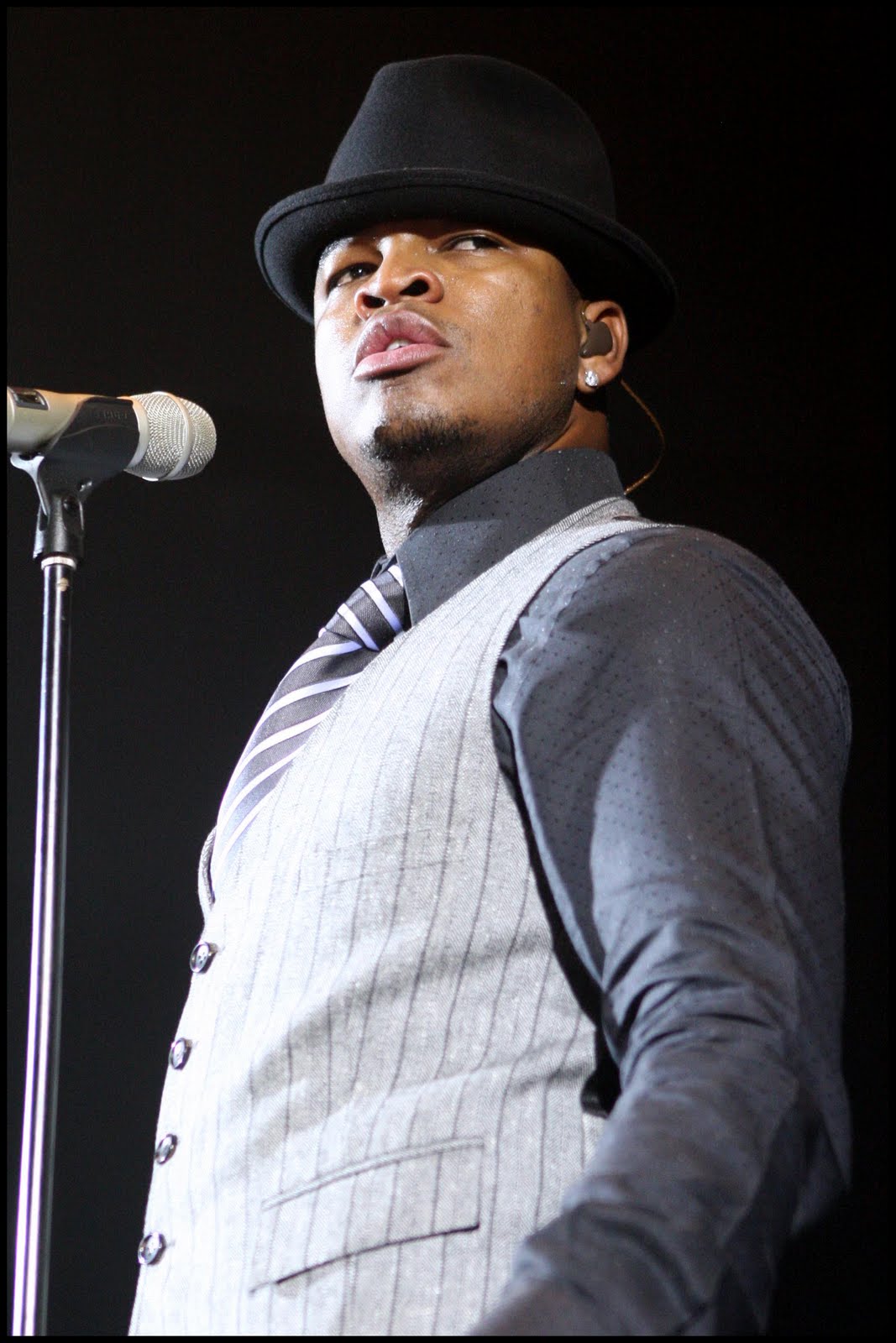 http://4.bp.blogspot.com/-wKnmafC91iE/TjboqjW52YI/AAAAAAAABPg/uBEXBl-GcOc/s1600/ne-yo.jpg