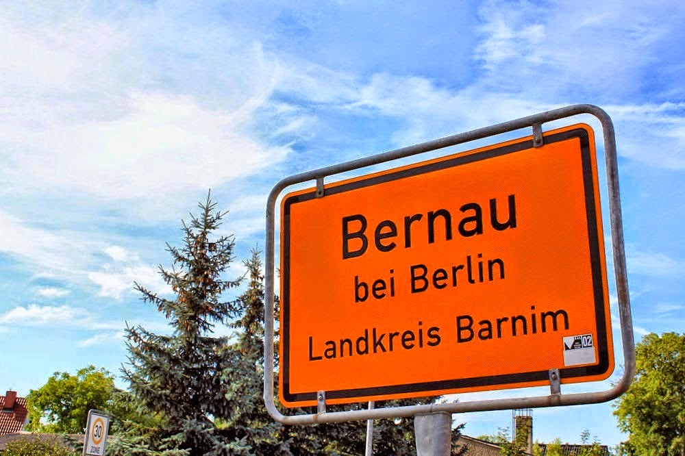 Bernau: Die Rosenstraße ist fertig – ein Findling erinnert an den Bau - 2 Bernau LIVE - Dein Stadtmagazin für Bernau bei Berlin