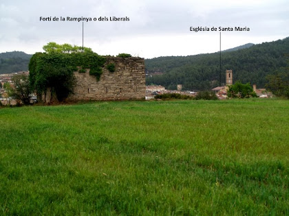 El Fortí dels Liberals i l'església de Santa Maria des del Pla de la Rampinya El Fortí dels Liberals i l'església de Santa Maria des del Pla de la Rampinya