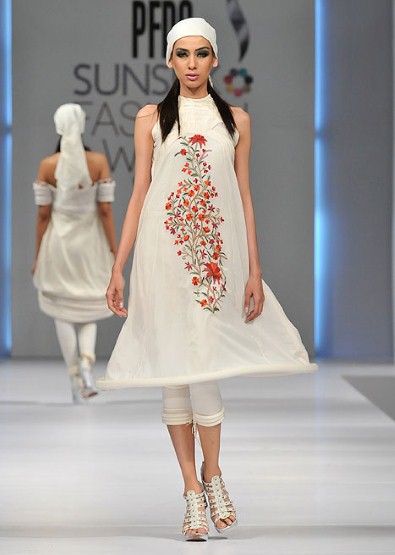 http://4.bp.blogspot.com/-wOOgXDZoAS8/TZfn5OH3FjI/AAAAAAAAB98/OLil0u8OdEo/s1600/Pakistan+Fashion+Week+2011+%252814%2529.jpg