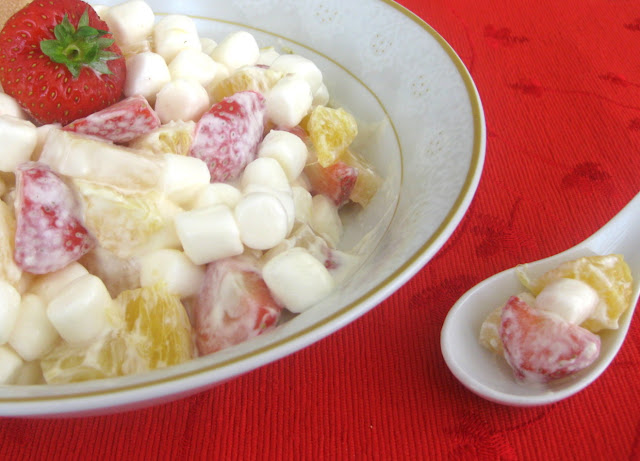 Macedonia De Frutas Con Marshmallows Y Sour Cream
