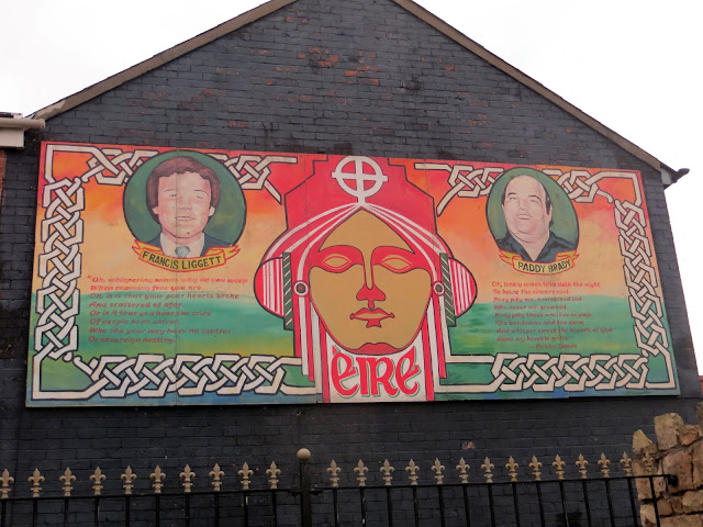 Belfast, murals, political, sectarian, loyalist, republican, protestant, catholic, Northern Ireland, peace walls, IRA, UVF, Shankill, falls road, newtownards road, Stornmont, Sinn fein, paintings, political, Visiting the Belfast murals, black cab tours, the troubles, Bobby sands, Somme,