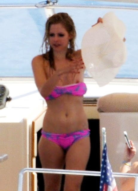 10 Uncommon Nudes #8 (Hayley Mills, Thora Birch, Betty White...) 216 Avril+Lavigne+(5)