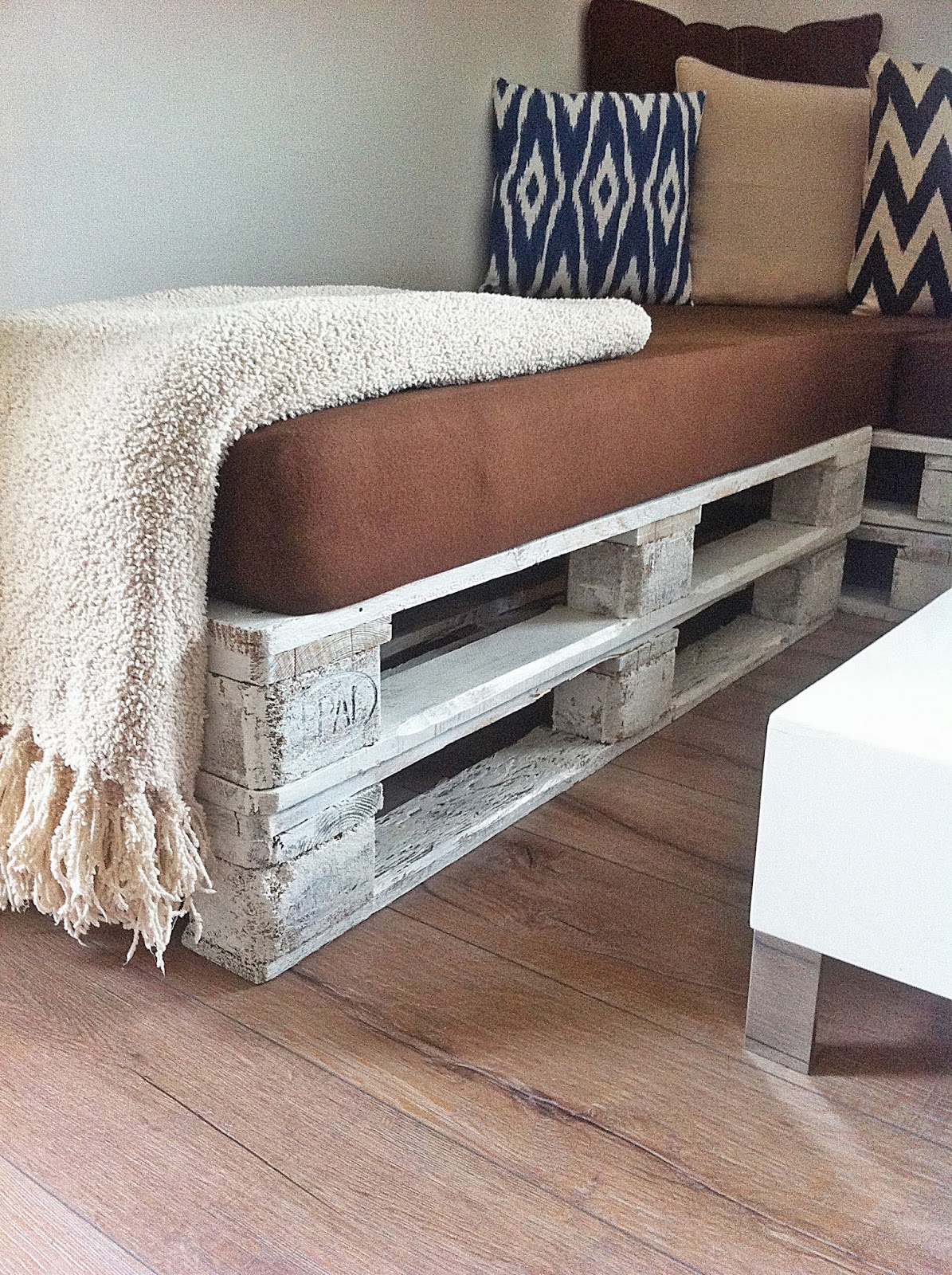 paletten sofa wohnzimmer:die Paletten einfach grob mit weißem Lack bepinselt paletten sofa wohnzimmer:die Paletten einfach grob mit weißem Lack bepinselt