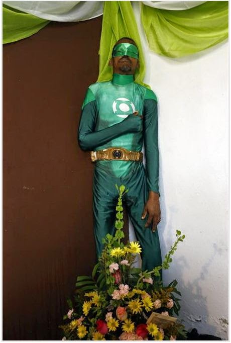 A difunto lo velan parado y vestido SUPER HEROE linterna verde