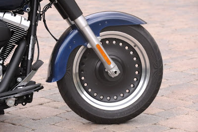 rodas de liga leve maciça pintadas em preto com 25 furos Harley-Davidson Fat Boy Special