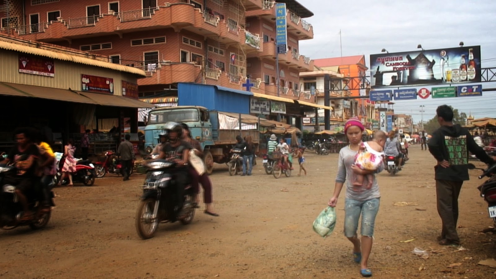 Marché de Banlun Cambodge, production vidéo, presse, filmmaker, documentaires, documentaries, Christophe Gargiulo, Kampuchéa, Cambodge Mag, magazine, Tonle Sap, articles, nouvelles, video production, Cambodia, KiamProd, KiamProd photography, KiamProd movies,KiamProd music, revues de presse, vietnam, thaïlande, birmanie, Myanmar, Lao, Laos, Burma, Chine, China. photographies, visages khmers, khmer faces, market, marché, Phnom Penh, nouvel an khmer, Khmer New Year, Ratanakiri, Banlun