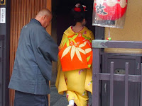 帯は半だらで「おかぁ~さん、よろしゅうにお頼み申します・・・」とお礼を述べた。 帯は半だらで「おかぁ~さん、よろしゅうにお頼み申します・・・」とお礼を述べた。