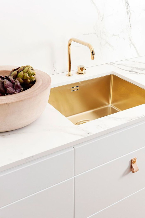 Brass kitchen sink via Ballingslov