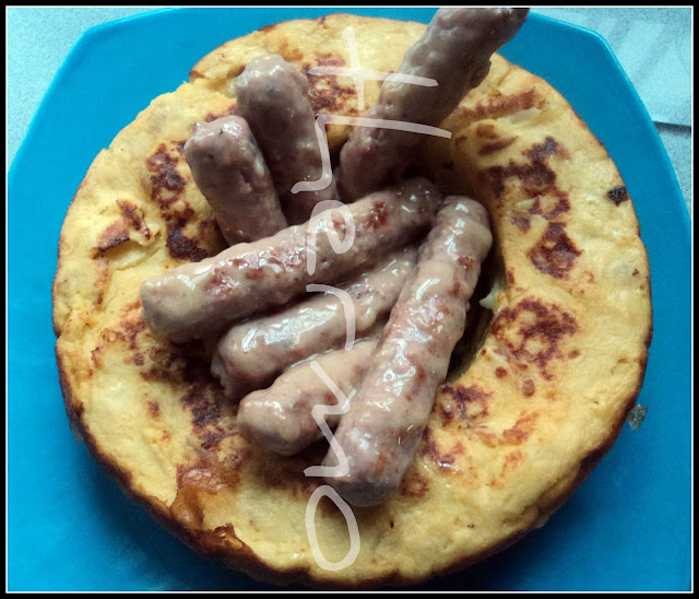 Corona de tortilla de patatas al ajo con salchichas al vino Corona de tortilla de patatas al ajo con salchichas al vino receta casera