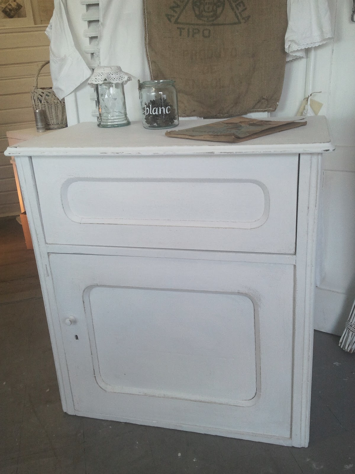 Flohmarkt-Impressionen: Antike Waschkommode