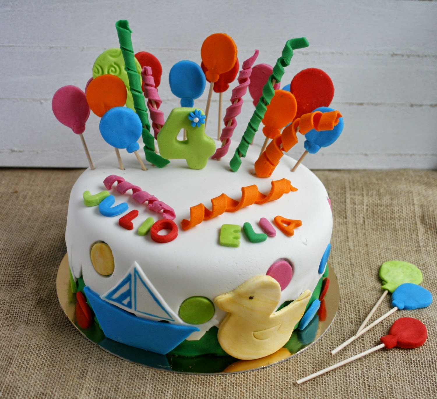 Con fondant por favor: Tarta de cumpleaños con globos y confetis