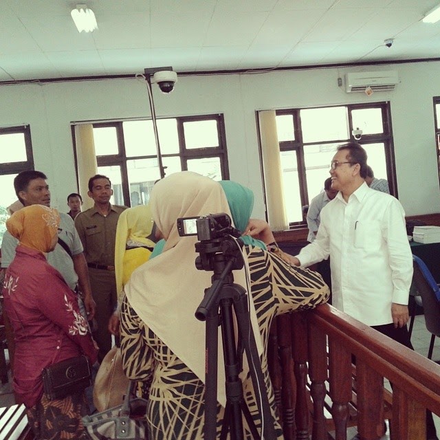 RZ saat menyalami para pendukungnya