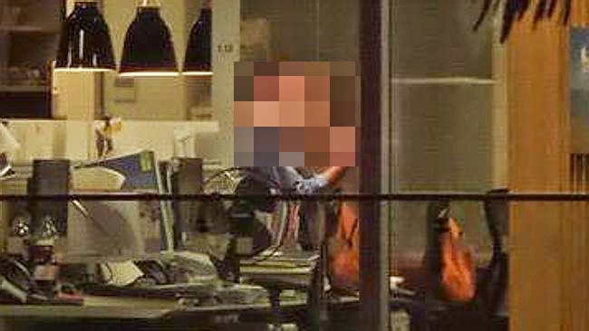 Mereka tidak sadar telah dilihat oleh banyak orang Mereka tidak sadar telah dilihat oleh banyak orang