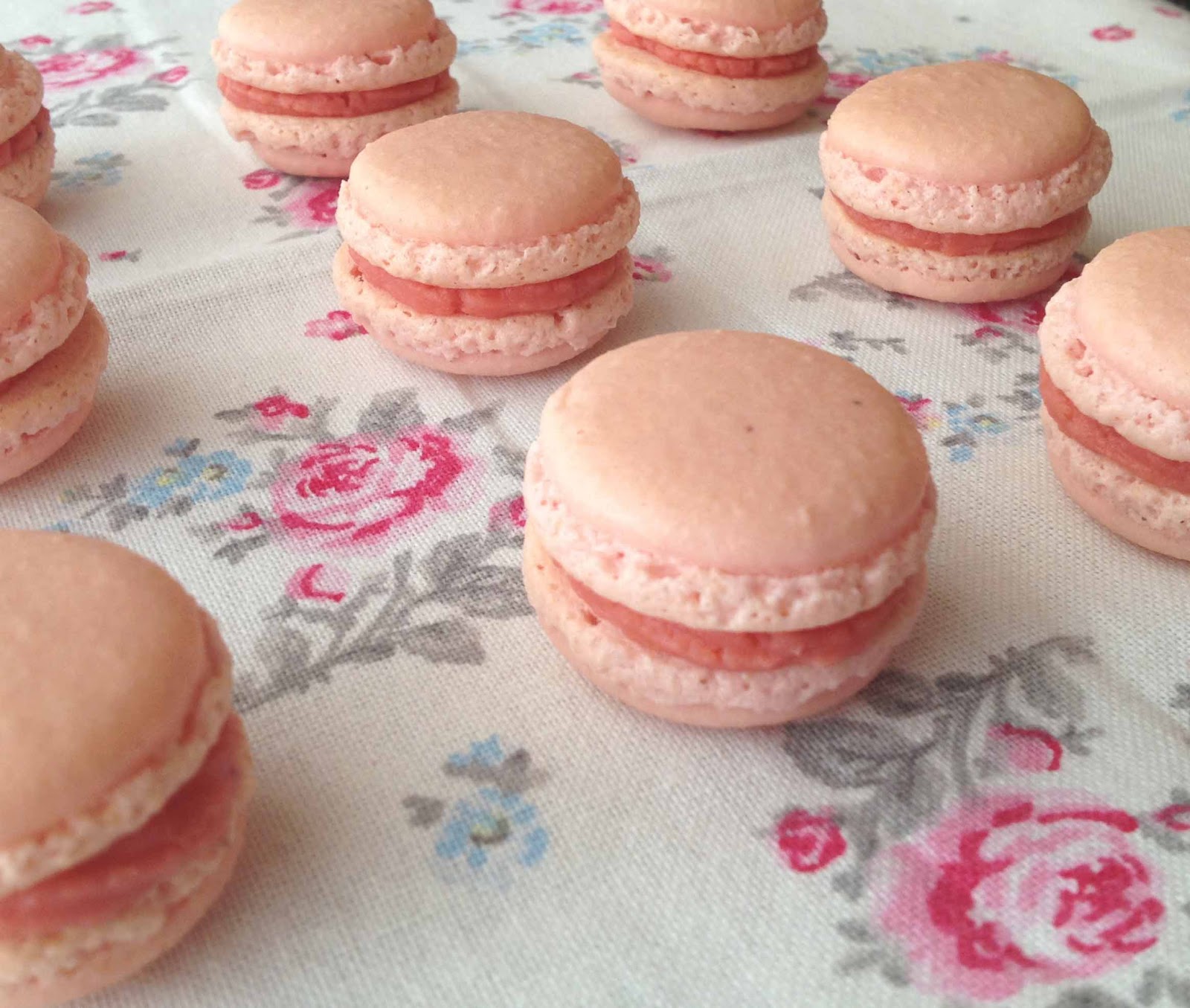 verycookies Macarons de fresa y chocolate blanco