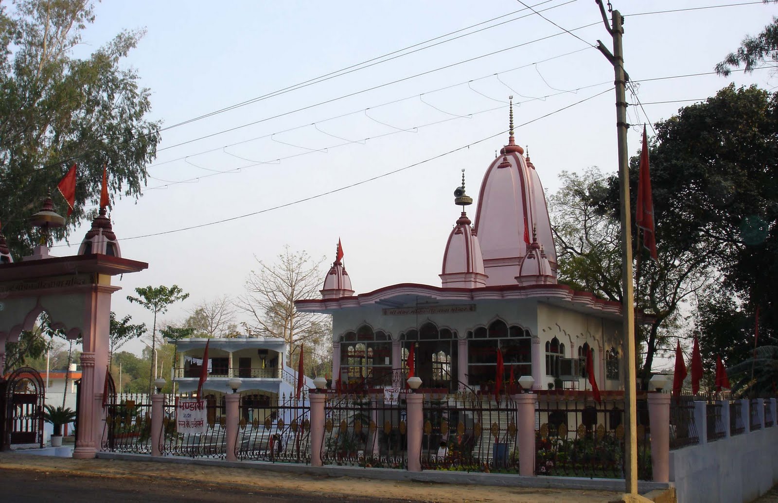 http://4.bp.blogspot.com/-w_wXQOIJdiM/TbJQ0QPOQdI/AAAAAAAAAgE/oXqtYeW9Yn4/s1600/the%2Bfamous%2Btemple%2Bof%2Bshivaji%2Bat%2BKashi%2BVishwanath%2Bimages.jpg