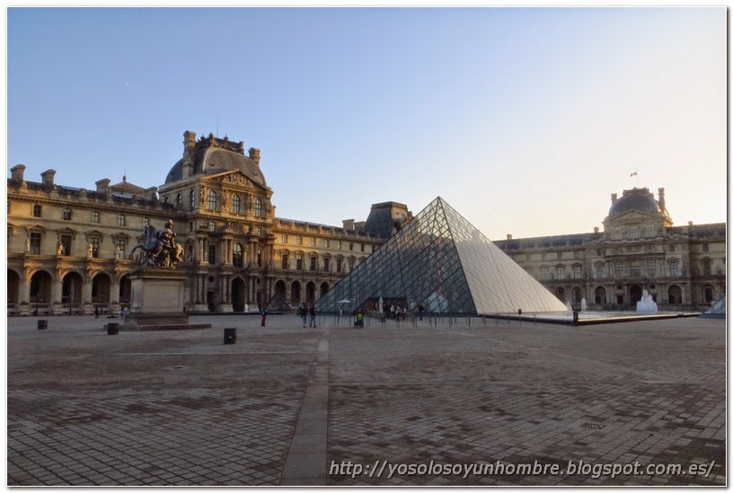 Palacio del Louvre y Pirámide de cristal Palacio del Louvre y Pirámide de cristal