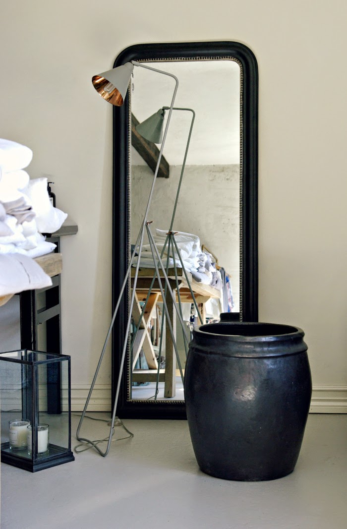 big black mirror and big black ceramic pot industrial lamp copper and grey, tiirinkosken tehdas