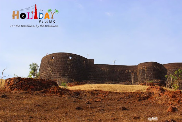 Front view of Ratnadurg Fort Front view of Ratnadurg Fort
