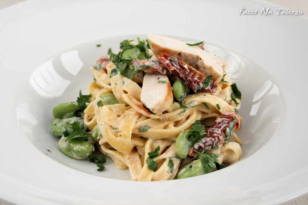 Makaron tagliatelle z kurczakiem i bobem Facet Na Talerzu