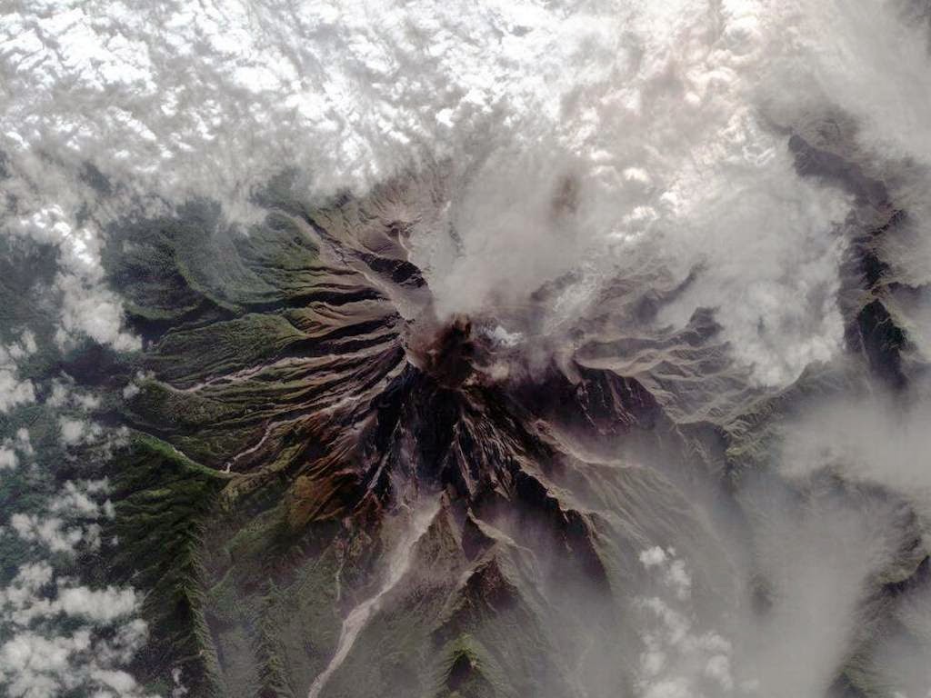 volcan despues de la erupcion en la noche