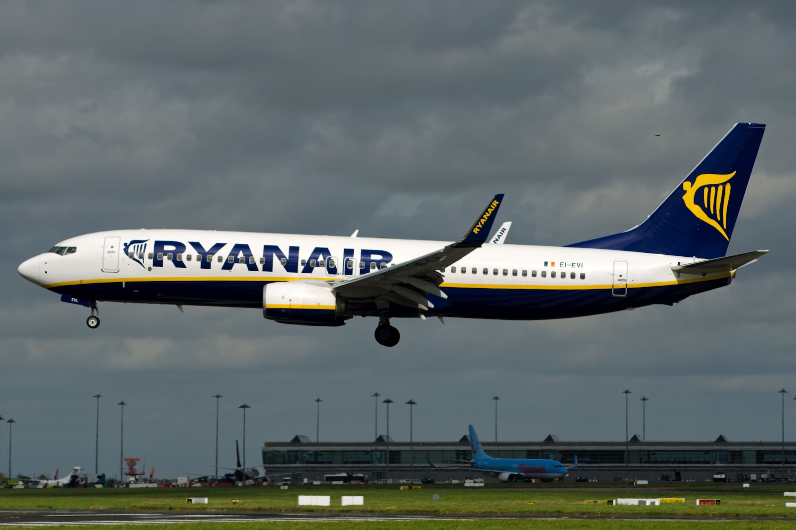 ryanair inc Ryanair holdings plc’s rivals smell blood in the discount giant’s confrontation with its pilots and cabin crew and have pitched ‘hiring now’ signs in a bid to siphon off disgruntled staff . ryanair inc Ryanair holdings plc’s rivals smell blood in the discount giant’s confrontation with its pilots and cabin crew and have pitched ‘hiring now’ signs in a bid to siphon off disgruntled staff .