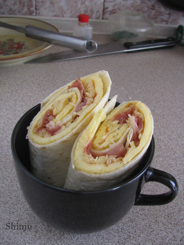 Kuchenne wędrówki Shinju Śniadaniowa tortilla z szynką, serem i omletem