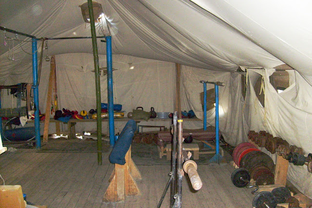 Походный спортзал качалка в армейской палатке. Коты тоже качаются