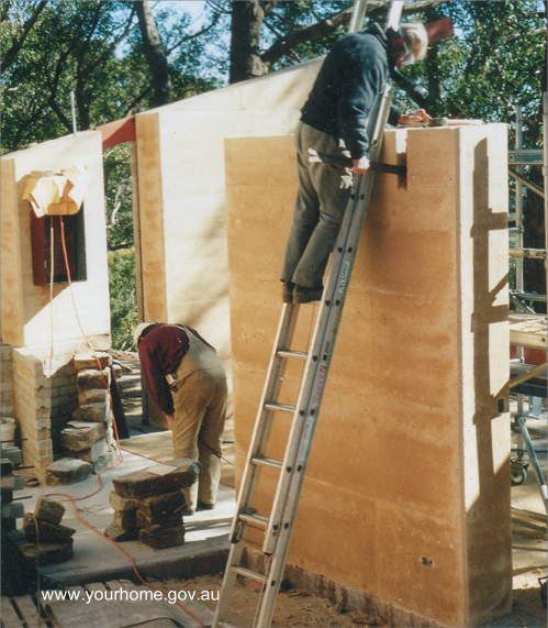 Estructura de una casa en construcción Casa en construcción con muros de tierra cruda apisonada